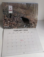 Charger l&#39;image dans la galerie, Calendrier 2024 : Les chiens font leurs besoins dans de beaux endroits