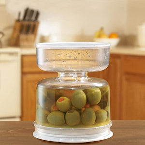 Bocal à cornichons et olives avec passoire
