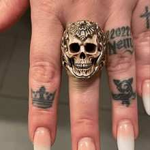 Charger l&#39;image dans la galerie, Bague tête de mort en bois de cerf à armure florale polonaise vintage