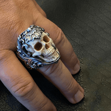 Charger l&#39;image dans la galerie, Bague tête de mort en bois de cerf à armure florale polonaise vintage