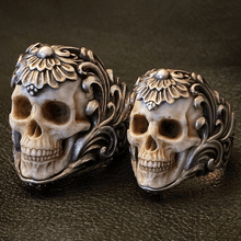Charger l&#39;image dans la galerie, Bague tête de mort en bois de cerf à armure florale polonaise vintage