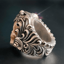 Charger l&#39;image dans la galerie, Bague tête de mort en bois de cerf à armure florale polonaise vintage