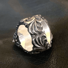 Charger l&#39;image dans la galerie, Bague tête de mort en bois de cerf à armure florale polonaise vintage