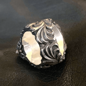 Bague tête de mort en bois de cerf à armure florale polonaise vintage