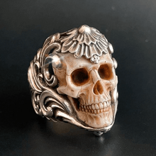 Charger l&#39;image dans la galerie, Bague tête de mort en bois de cerf à armure florale polonaise vintage