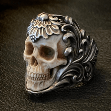 Charger l&#39;image dans la galerie, Bague tête de mort en bois de cerf à armure florale polonaise vintage