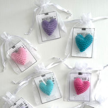 Charger l&#39;image dans la galerie, Petit cadeau en forme de coeur crocheté Pochettes