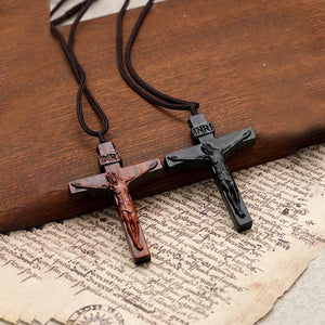 Collier en bois avec croix de Jésus