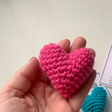 Charger l&#39;image dans la galerie, Petit cadeau en forme de coeur crocheté Pochettes