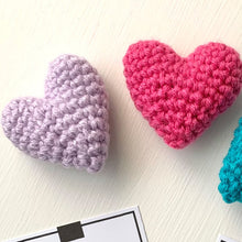 Charger l&#39;image dans la galerie, Petit cadeau en forme de coeur crocheté Pochettes