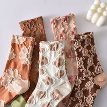 Charger l&#39;image dans la galerie, Chaussettes élégantes en coton à fleurs en relief pour femmes