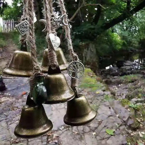 Cloche porte-bonheur de l'exorcisme