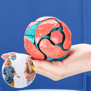 Ballon de football aux couleurs changeantes lancé à la main