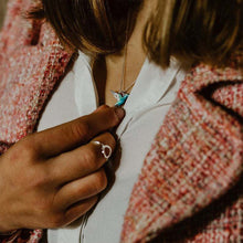 Charger l&#39;image dans la galerie, Collier colibri en émail