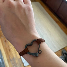 Charger l&#39;image dans la galerie, Bracelet à ongles en fer à cheval d’amour fait à la main