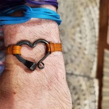Charger l&#39;image dans la galerie, Bracelet à ongles en fer à cheval d’amour fait à la main