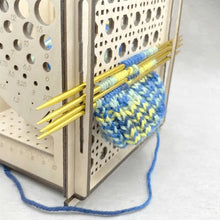 Charger l&#39;image dans la galerie, Bol à fil en bois tout-en-un – Outil de tricot multifonctionnel