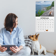 Charger l&#39;image dans la galerie, Calendrier 2024 : Les chiens font leurs besoins dans de beaux endroits