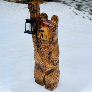 Ours Sculpté en Cèdre avec Lanterne