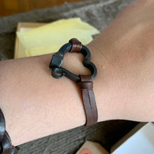 Charger l&#39;image dans la galerie, Bracelet à ongles en fer à cheval d’amour fait à la main