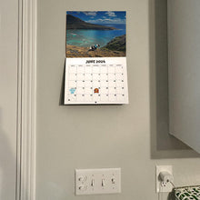 Charger l&#39;image dans la galerie, Calendrier 2024 : Les chiens font leurs besoins dans de beaux endroits