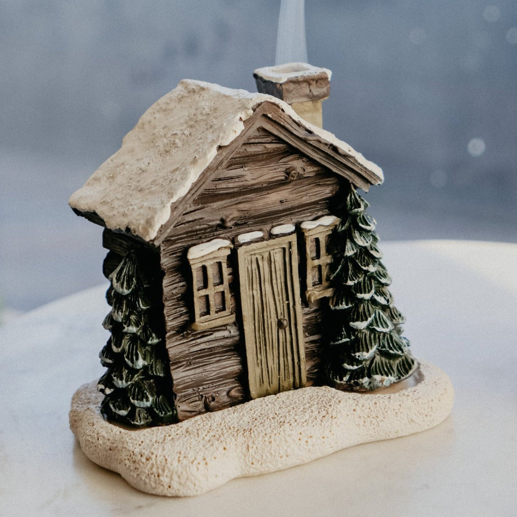 🏠Brûleur de cône d'encens d'hiver enneigé de cabane en rondins