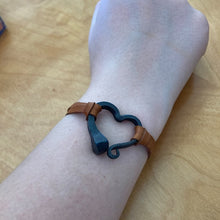 Charger l&#39;image dans la galerie, Bracelet à ongles en fer à cheval d’amour fait à la main