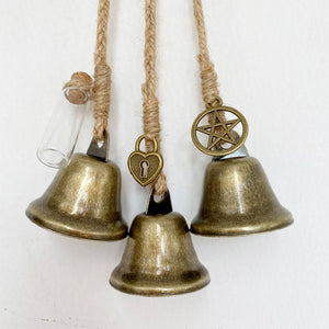 Cloche porte-bonheur de l'exorcisme