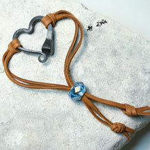 Charger l&#39;image dans la galerie, Bracelet à ongles en fer à cheval d’amour fait à la main