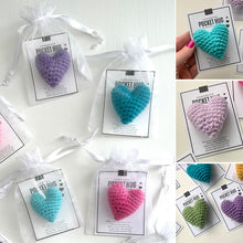 Charger l&#39;image dans la galerie, Petit cadeau en forme de coeur crocheté Pochettes